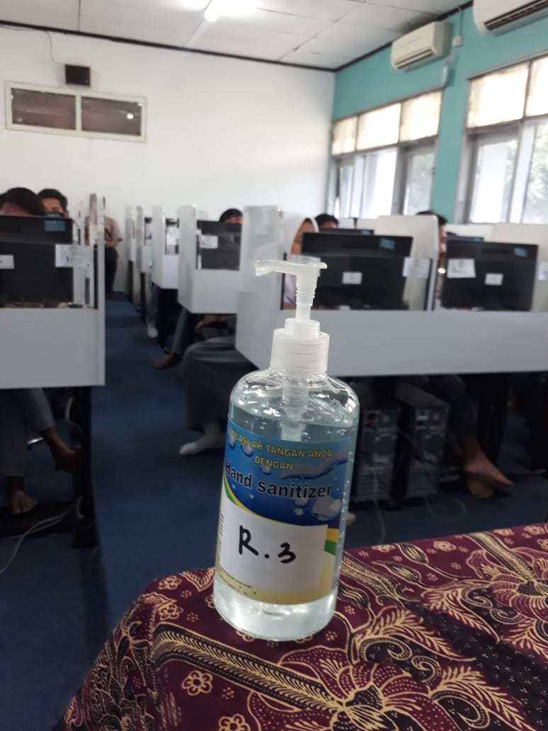 Gambar Hand Sanitizer di Ruang UNBK